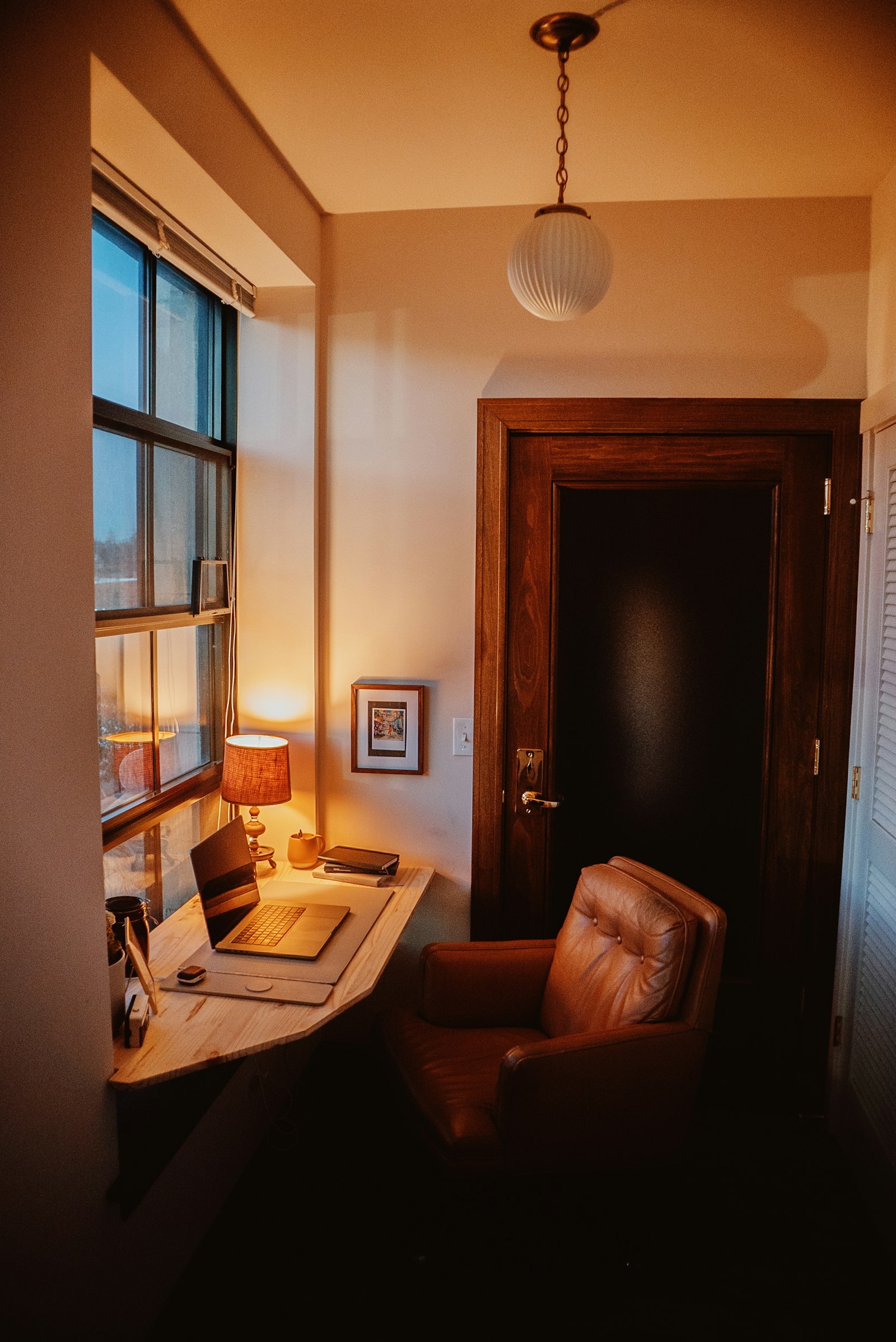 A calm meeting between an advisor and a client at a wooden table